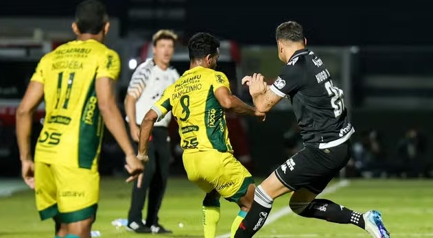 Mirassol leva a melhor em jogo eletrizante, e Vasco chega a sete jogos seguidos sem vencer