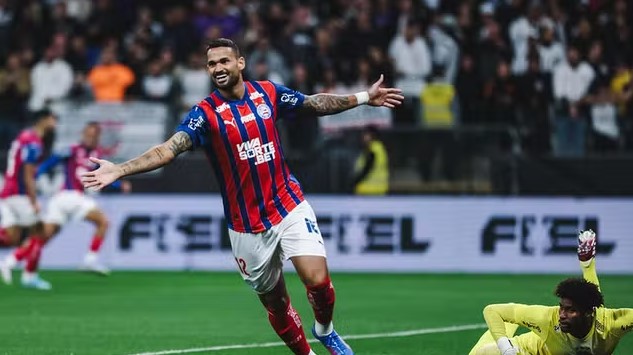 Em jogo movimentado e com muitas ações do VAR, Bahia vence Corinthians na Neo Química Arena