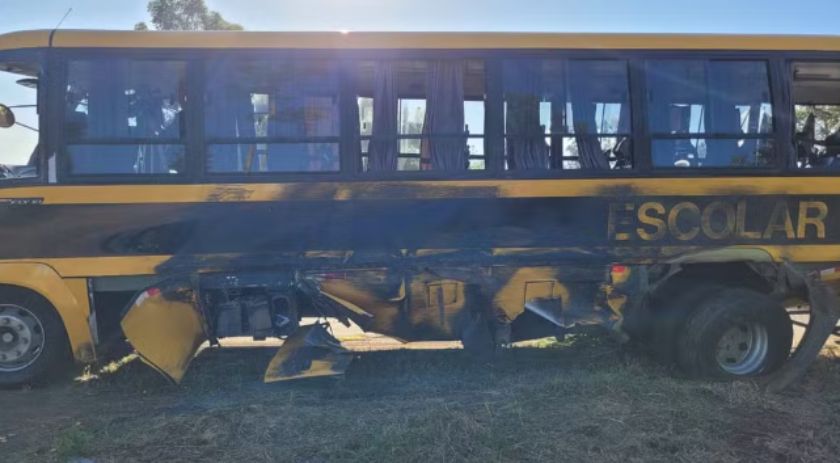Estudantes ficam feridos após ônibus escolar bater em caminhão tombado e ser atingido por outro na BR-376, no Paraná