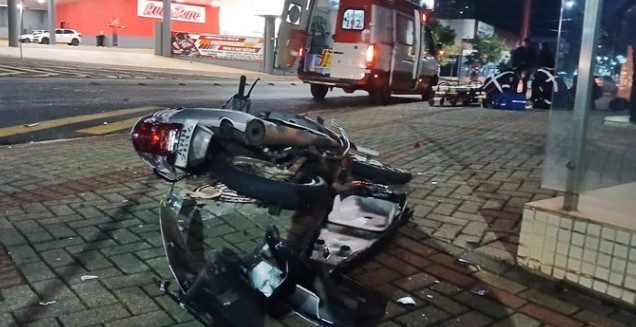 Homem fica ferido após colisão envolvendo carro e motocicleta