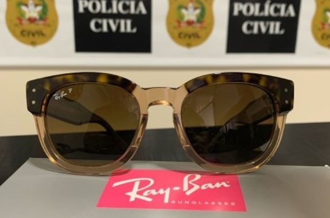 Polícia Civil indicia mulher por furto e recupera óculos de sol