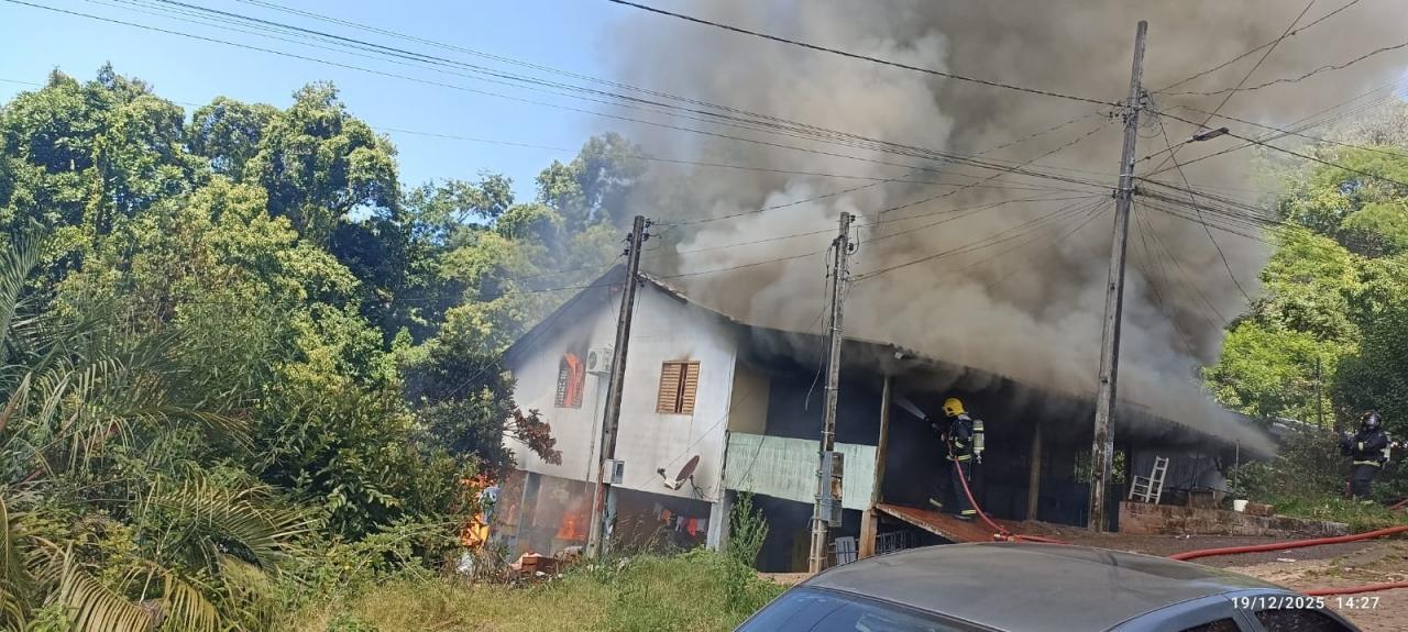 Incêndio criminoso atinge duas residências no Bairro Estrela