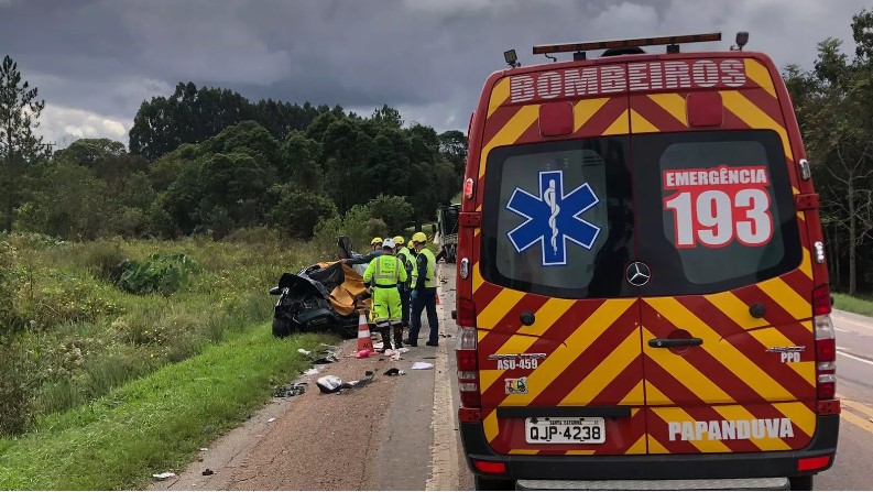 Duas pessoas morrem em colisão com caminhão na BR-116