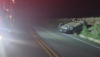 Veículo capota na SC-155; motorista não se fere