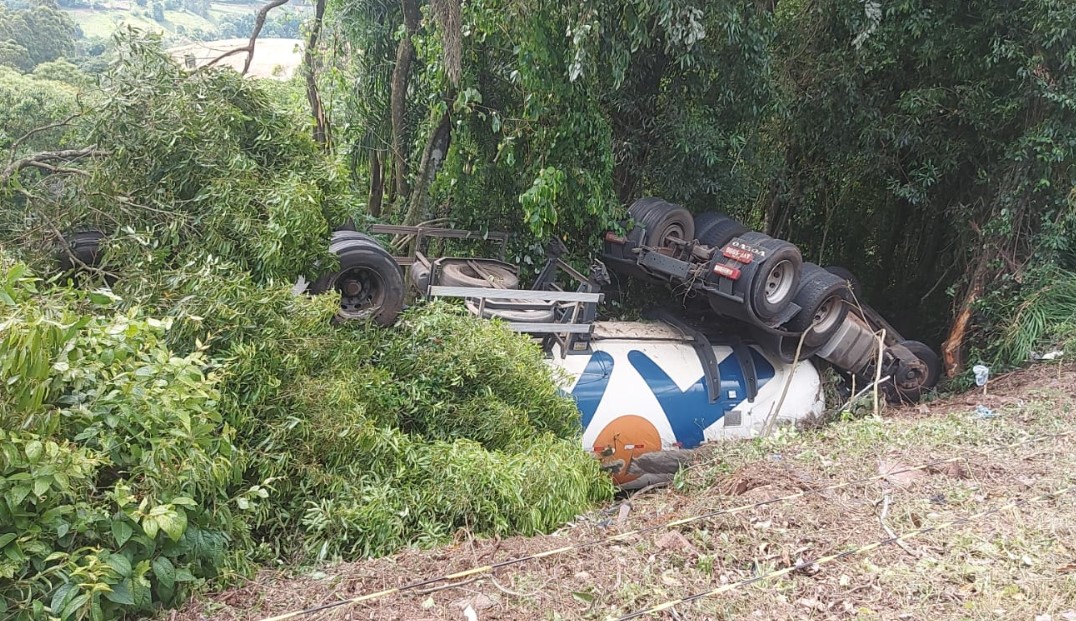 Carreta com gás de cozinha sai da pista e capota