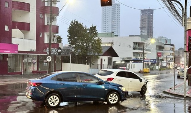 Colisão envolve dois automóveis no centro