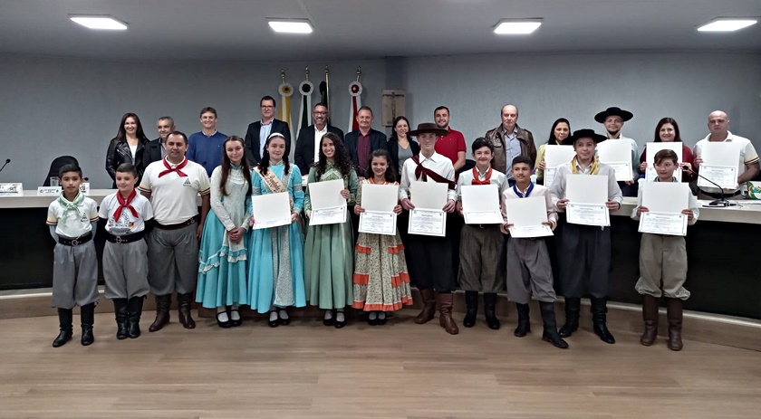 Vereadores realizam homenagem para a Invernada Artística do CTG Sinuelo da Fronteira