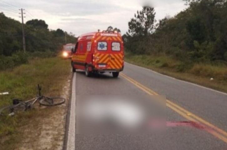Ciclista morre ao ser atropelado por caminhão na SC-415