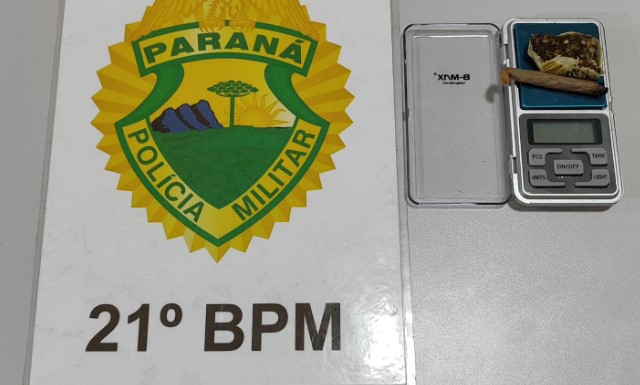 Homem é flagrado com maconha em praça pública