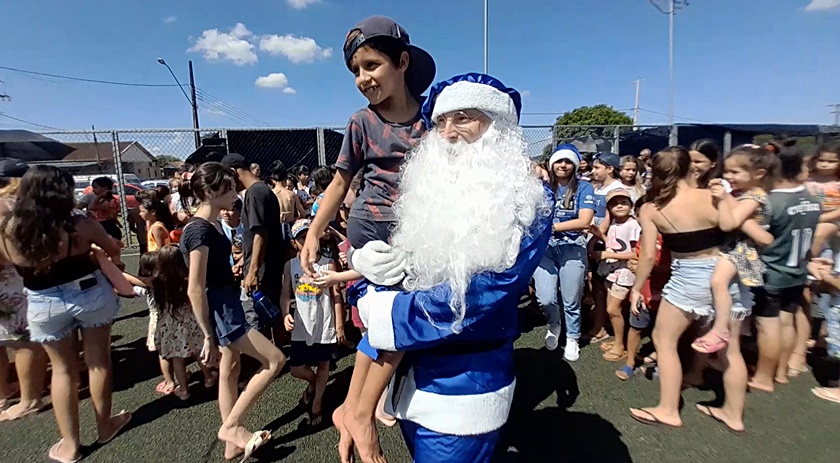 Papai Noel de helicóptero, picolés, refrigerante e muito doce marcam o encerramento das atividades natalinas do município