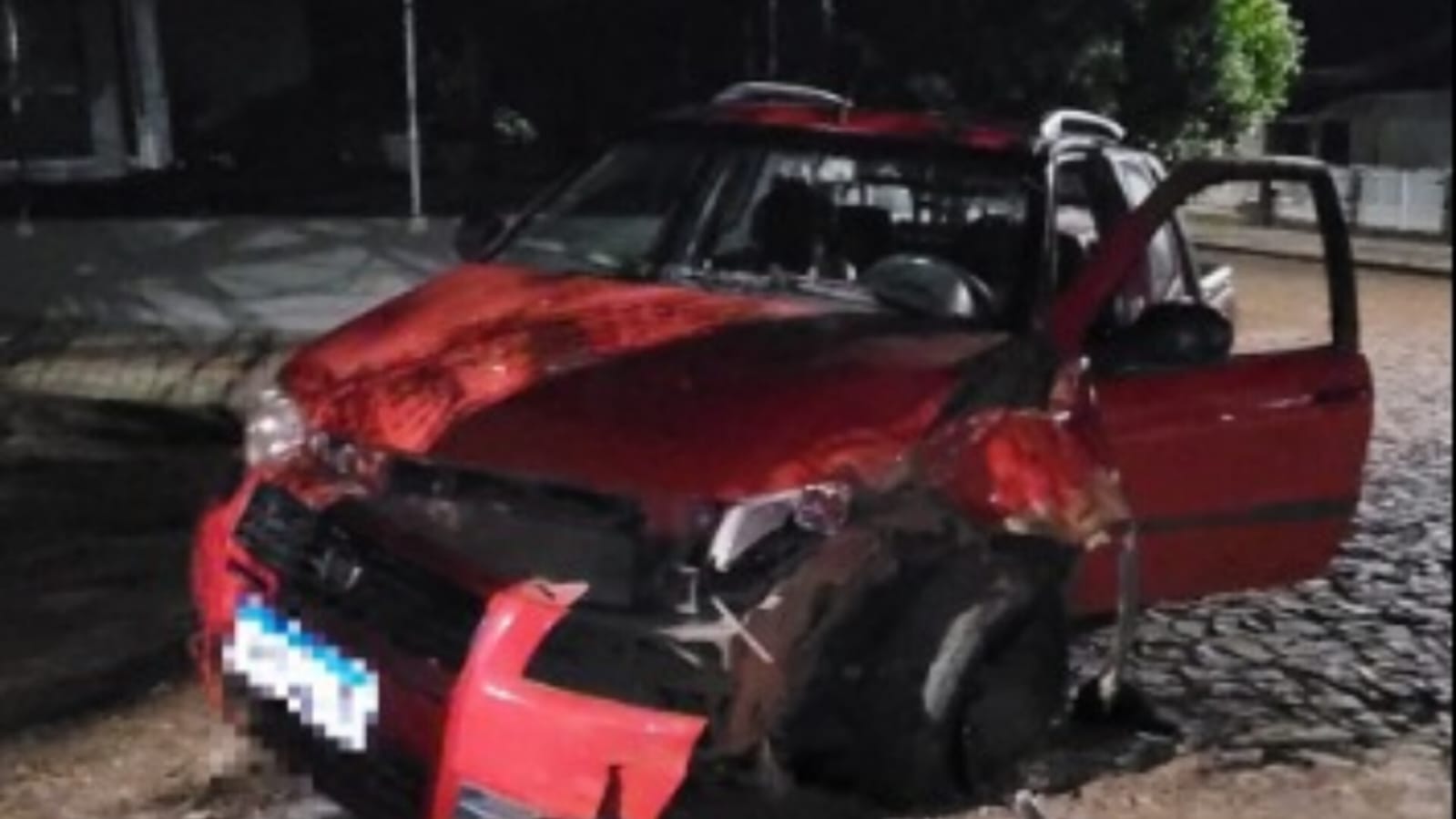 Carro colide em árvore durante a madrugada