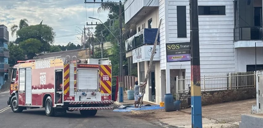 Homem tem 20% do corpo queimado ao levar choque em rede elétrica