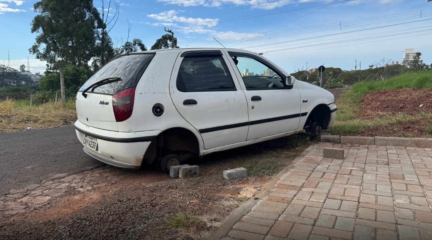 Carro abandonado é encontrado sem rodas