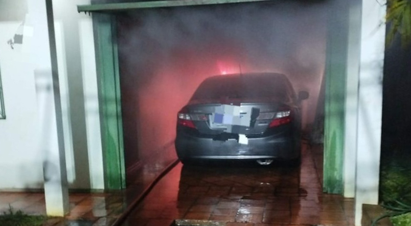 Carro pega fogo na garagem de uma casa em Xaxim