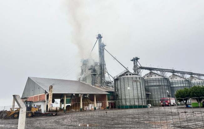Corpo de Bombeiros combate incêndio em silo de cooperativa