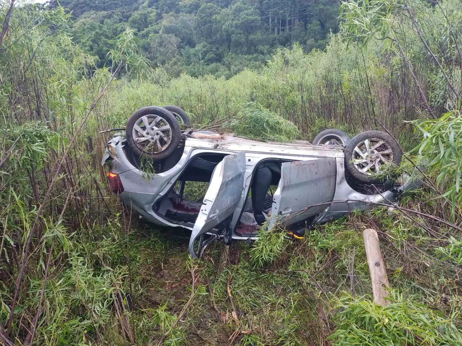 Capotamento deixa três pessoas em estado grave na Serra Catarinense