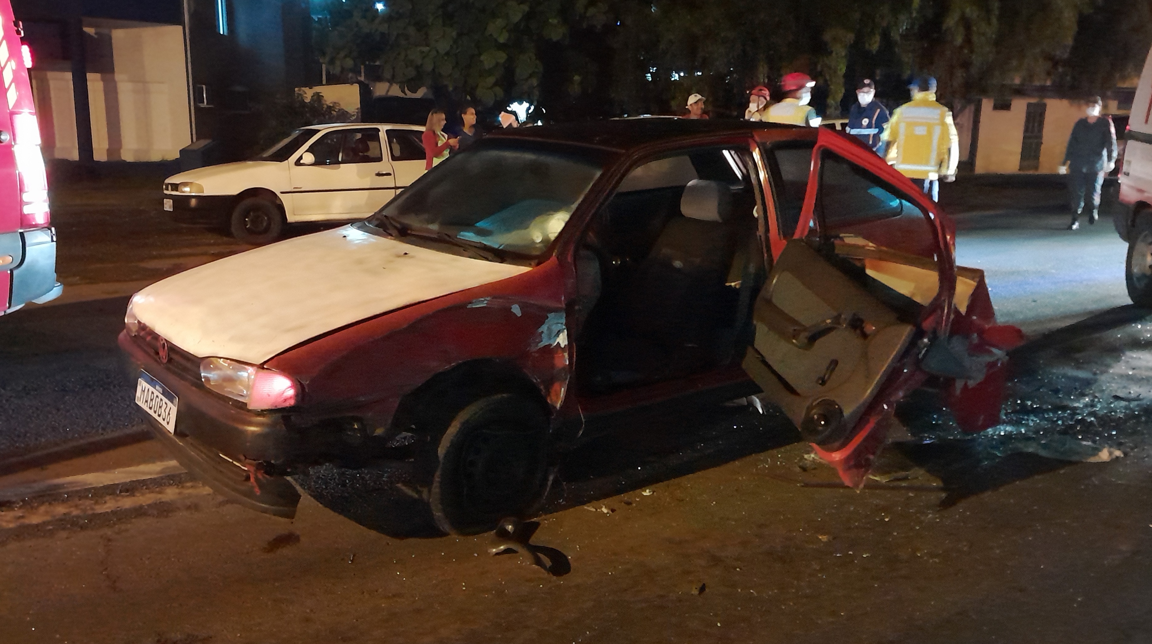 Carro e carreta se envolvem em acidente no topo da Serra do BNH