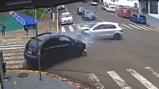 Acidente entre dois veículos deixa três feridos leves em acidente no centro