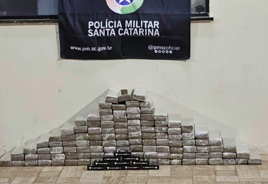Dupla é presa com 100 quilos de maconha em carro abordado no Oeste