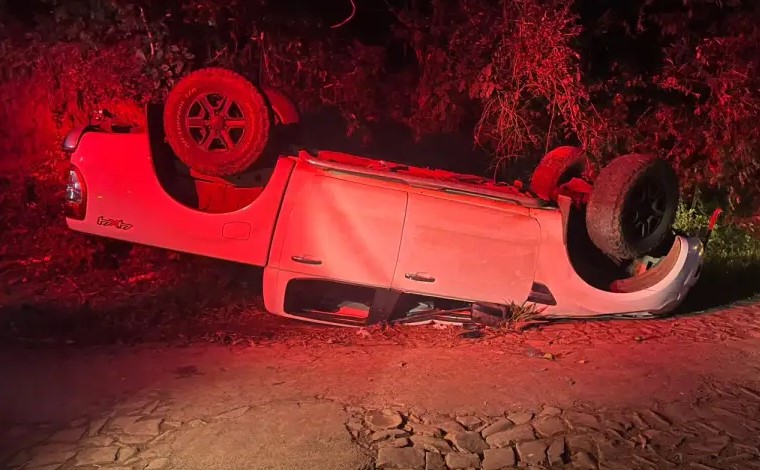 Motorista fica ferido após caminhonete capotar na zona rural