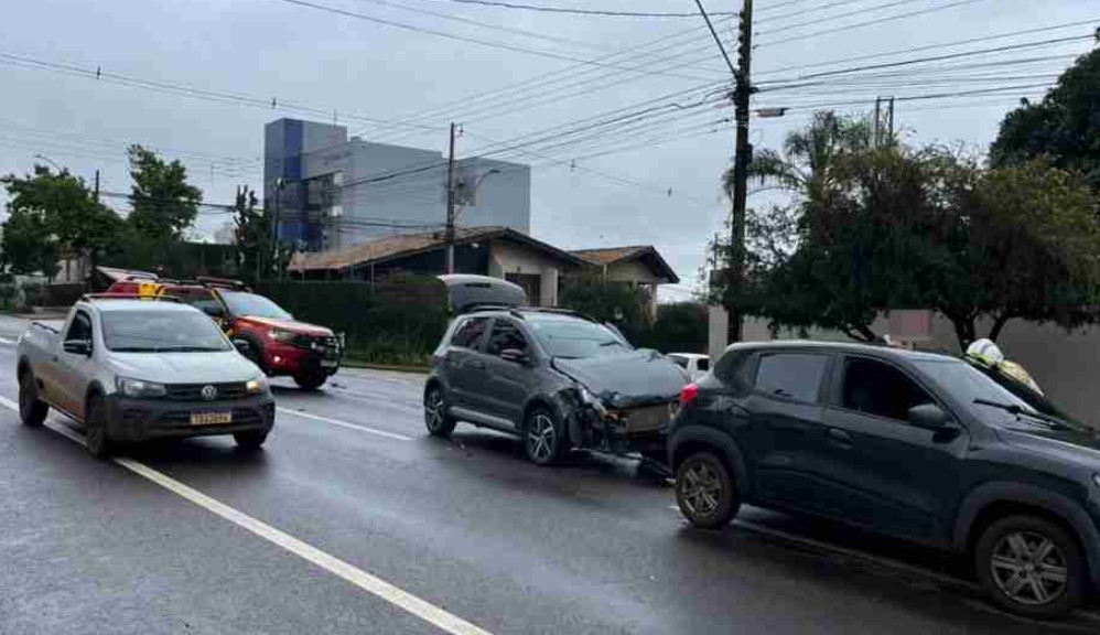 Mulher fica presa em carro após acidente no Centro