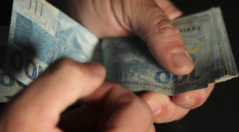 Aposentados e pensionistas do INSS terão 13º salário antecipado