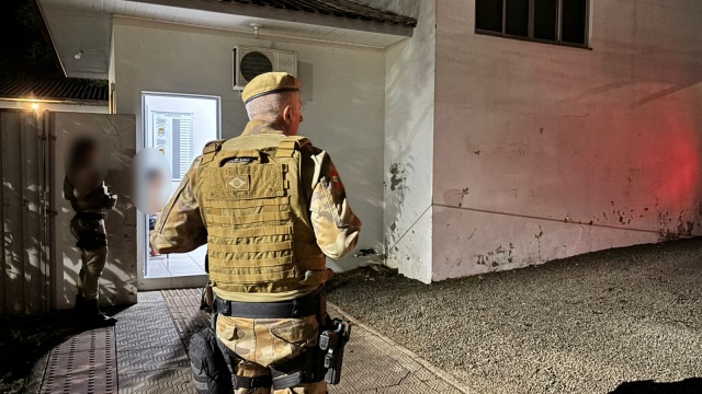 Trio é preso por tráfico de drogas após polícia encontrar cocaína escondida em cadeirinha de bebê em Mondaí