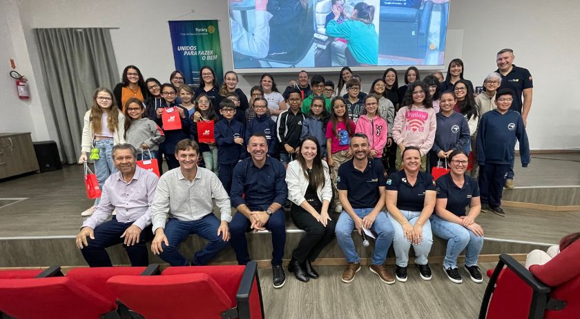 Rotary Club entrega mais de 80 óculos a crianças do município