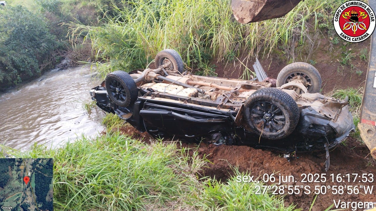 Motorista de S10 morre após cair com veículo em rio na BR-282