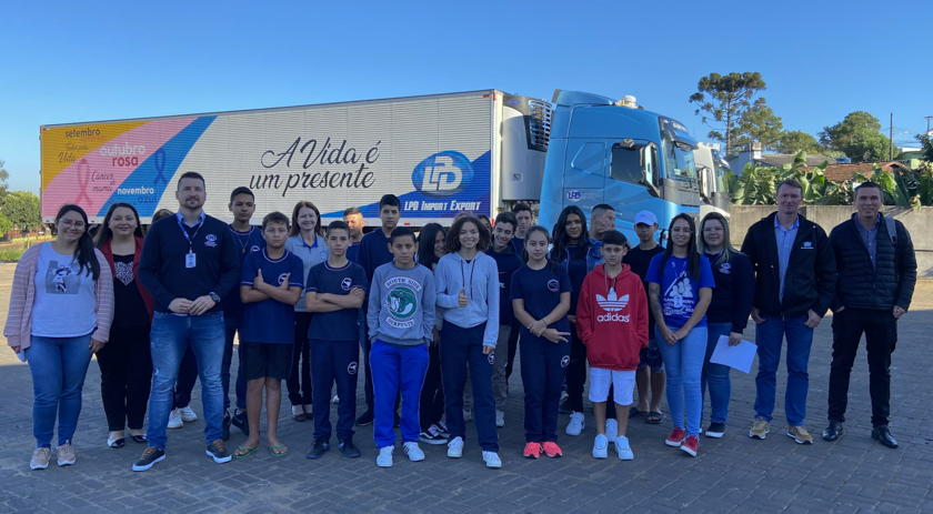 Com o intuito de aprender mais sobre energia sustentável e a despoluição dos caminhões, alunos da Escola Gov. Irineu Bornhausen visitam a empresa LPD