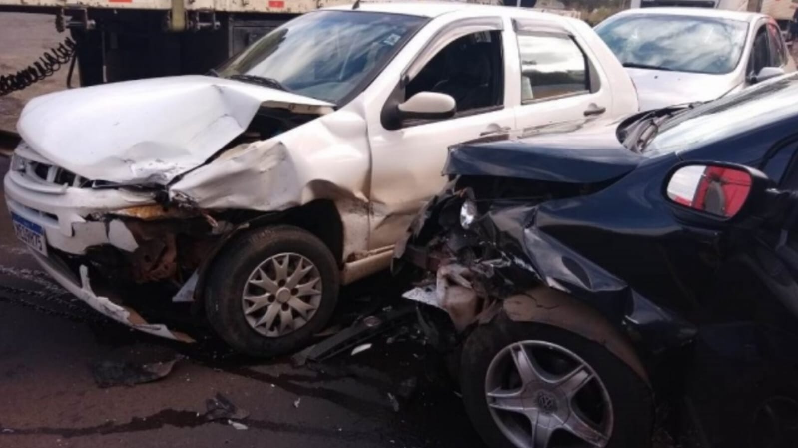 Acidente envolve três veículos e deixa dois feridos na BR-282