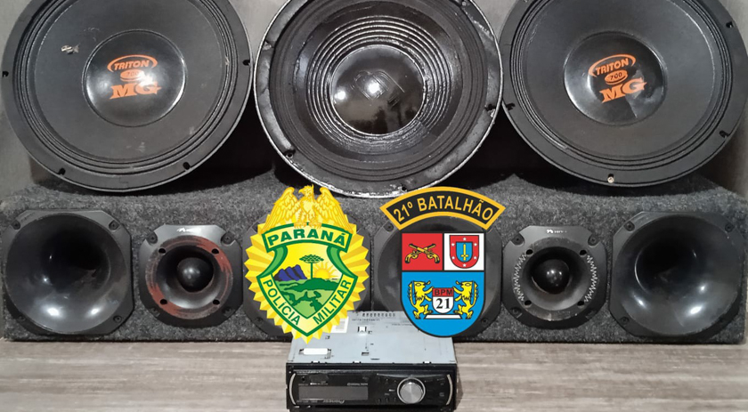 Homem alega não aguentar mais seu vizinho importunando com som alto e chama a polícia