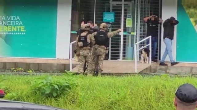 Assaltantes fizeram exigências enquanto mantinham funcionários reféns em agência