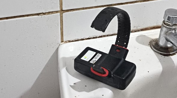 Homem rompe tornozeleira eletrônica e abandona equipamento em banheiro da Praça