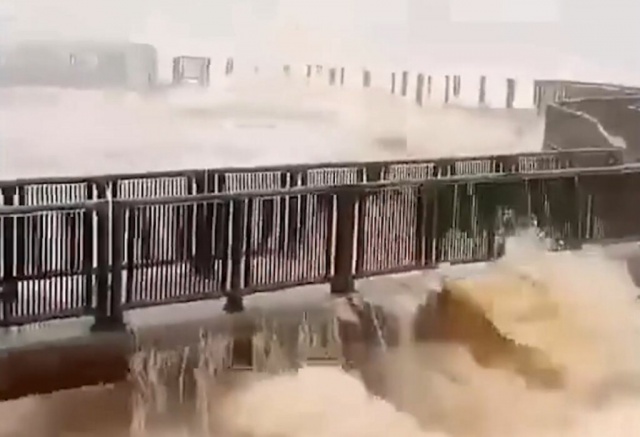 Cataratas do Iguaçu enfrentam forte vazão e fecham passarela para segurança dos visitantes