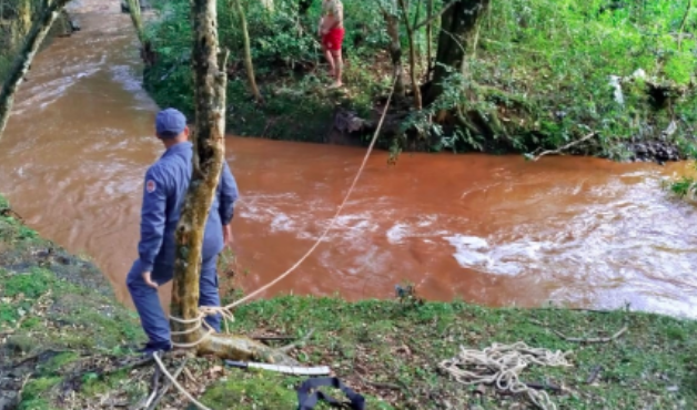 Mulheres e criança são arrastadas por correnteza em rio
