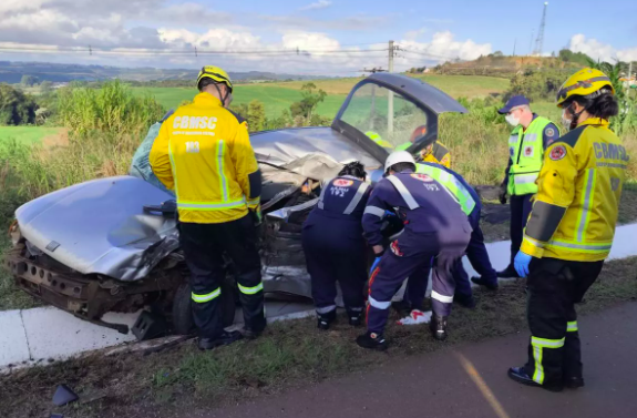 Colisão entre carro e caminhão deixa um morto e dois feridos na BR-282