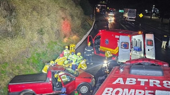 Motorista fica preso às ferragens ao colidir com caminhão na BR-282