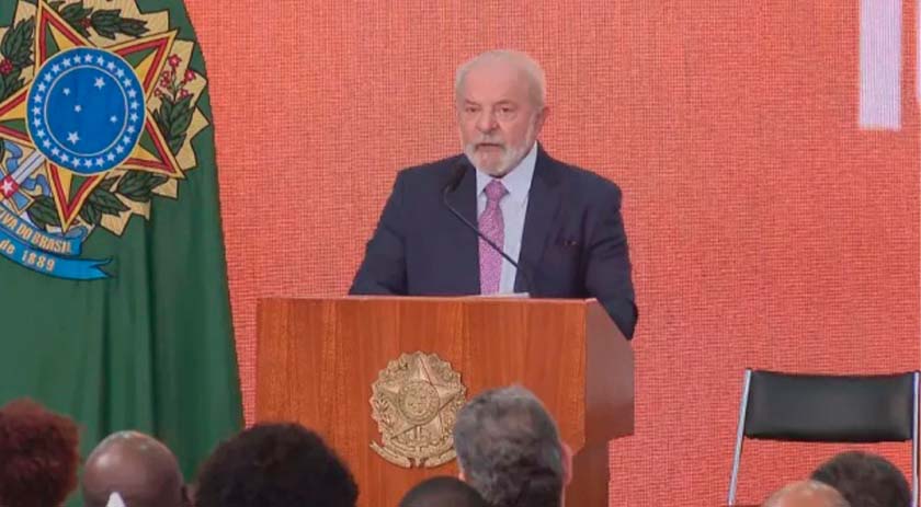 Lula assina decreto que garante 30% dos cargos na administração pública a negros