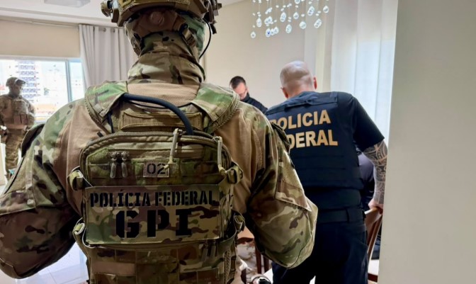 PF investiga esquema de extração ilegal de madeira e afasta policial rodoviário federal