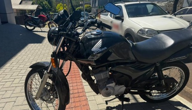 Motociclista fica ferido após colisão com carro