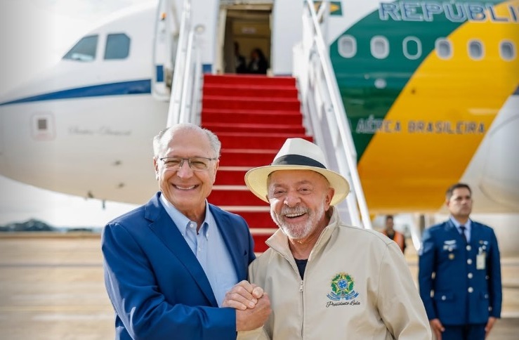 Lula chega à França para participar da cúpula do G7