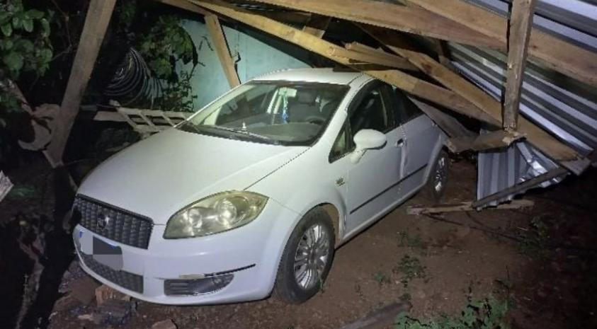 Homem usa trator para derrubar garagem e ameaça esposa na Linha Catani