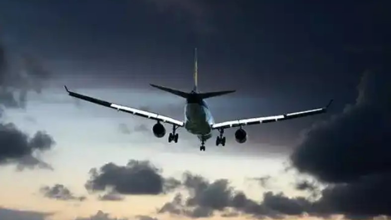 Pneu de avião explode, mata duas pessoas e deixa outra ferida