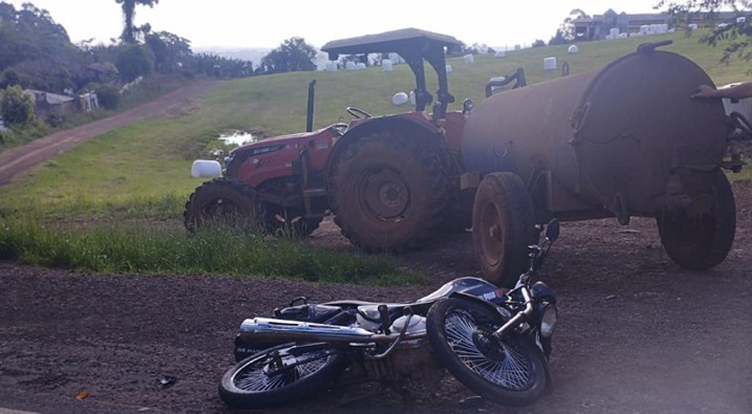 Motociclista fica gravemente ferido após colidir em máquina agrícola no Oeste de SC