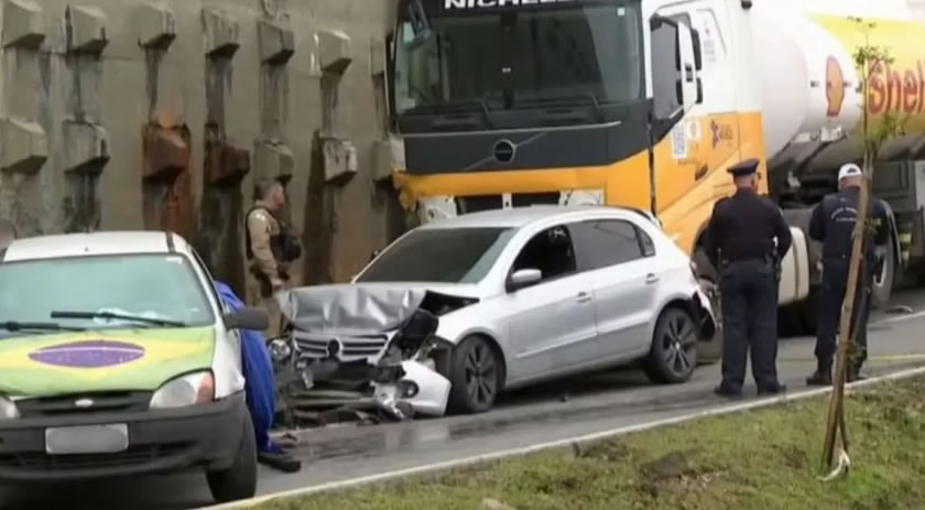 Caminhão-tanque atinge grupo que parou para ajudar motociclista e mata duas pessoas