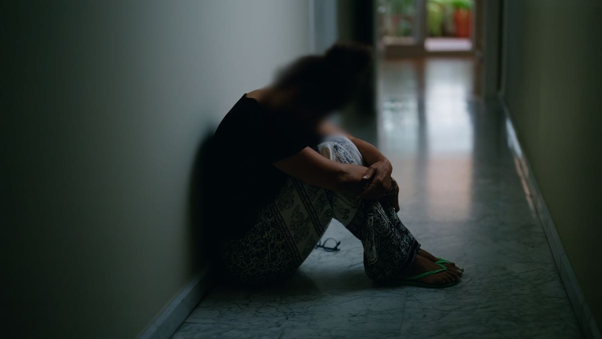 Jovem é resgatada após ser mantida em cárcere pelo padrasto por 12 anos