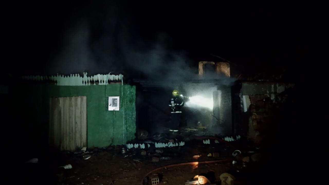 Incêndio deixa casa danificada no interior