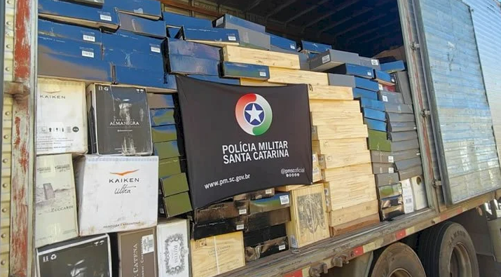Carga com 9 mil garrafas de vinho e azeite é apreendida em rodovia