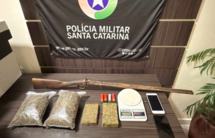 Homem que danificou carros em São Miguel do Oeste é preso; irmão é preso por tráfico e porte de arma